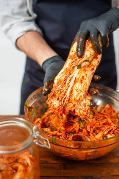 Kimchi'yi hazırlayan kişi