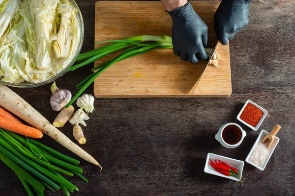 Persona preparando Kimchi Imagen De Stock