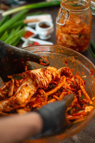 Kimchi'yi hazırlayan kişi Stok Fotoğraf
