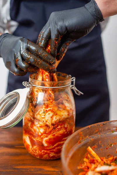 Persona preparando Kimchi Imagen De Stock