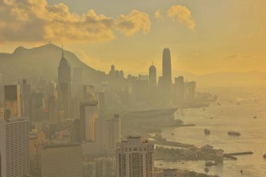 bir ada cityscape üzerinden kırmızı tütsü brülör Zirvesi