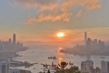 bir ada cityscape üzerinden kırmızı tütsü brülör Zirvesi