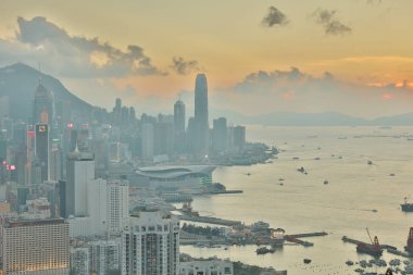 bir ada cityscape üzerinden kırmızı tütsü brülör Zirvesi