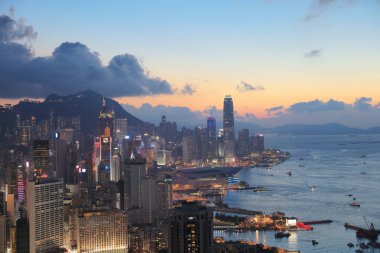 Gün batımında şehir silueti. Braemar Tepesi 'nden görünüm 