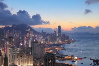 Gün batımında şehir silueti. Braemar Tepesi 'nden görünüm 