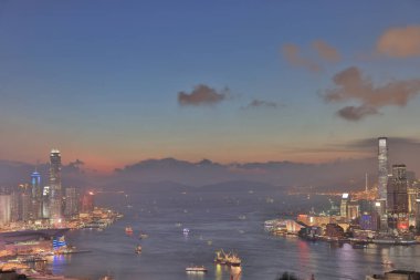 İskoç Tepesi'nden Island cityscape gün batımında