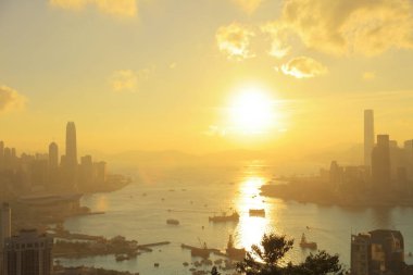 bir ada cityscape üzerinden kırmızı tütsü brülör Zirvesi