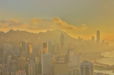 bir ada cityscape üzerinden kırmızı tütsü brülör Zirvesi