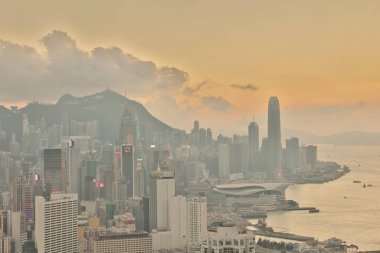 bir ada cityscape üzerinden kırmızı tütsü brülör Zirvesi