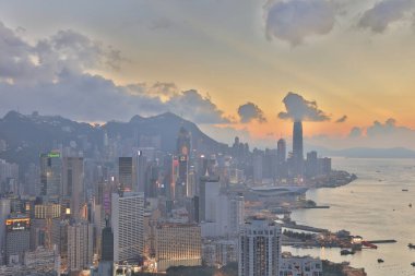 bir ada cityscape üzerinden kırmızı tütsü brülör Zirvesi