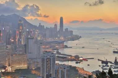 Gün batımında şehir silueti. Braemar Tepesi 'nden görünüm 