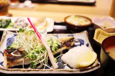 Japon set dinnar masada balık