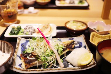 Japon set dinnar masada balık