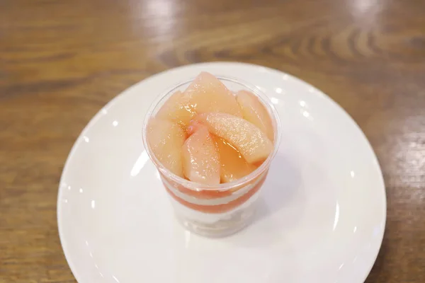 Une Tasse Gâteau Sucré Gelée Aux Pêches — Photo