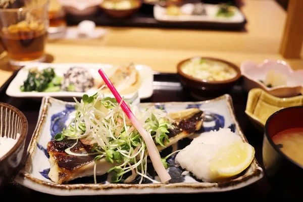 Ψάρια Της Ιαπωνικό Σύνολο Dinnar Στο Τραπέζι — Φωτογραφία Αρχείου
