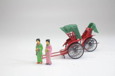 Mini heykel ve kırmızı vintage oryantal çekçek taksi