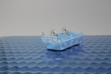 küçük bir tekne ile küçük figür