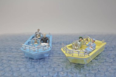 küçük bir tekne ile küçük figür