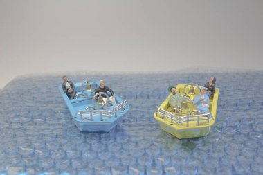 küçük bir tekne ile küçük figür