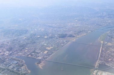 Topraklara seyir uçak penceresinin havadan görünümü 