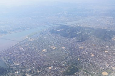 Topraklara seyir uçak penceresinin havadan görünümü 