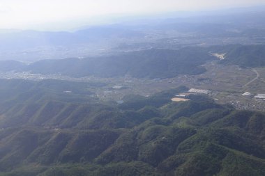 Topraklara seyir uçak penceresinin havadan görünümü 