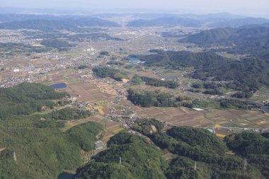 Topraklara seyir uçak penceresinin havadan görünümü 