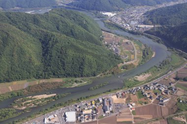 Topraklara seyir uçak penceresinin havadan görünümü 