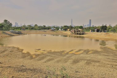 ıslak yer ile bir çöl üstünde o, Tai Wai seslendirdi