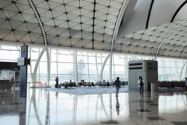 Okuldan ayrılırken, Hk Uluslararası Havaalanı için hazırlık. 