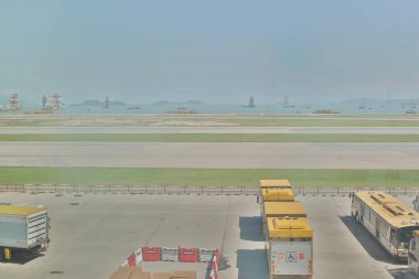 Bu ada, Chek Lap Kok üzerinde yer almaktadır