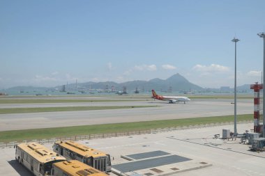 Bu ada, Chek Lap Kok üzerinde yer almaktadır