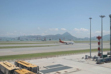 Bu ada, Chek Lap Kok üzerinde yer almaktadır