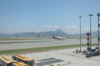 Bu ada, Chek Lap Kok üzerinde yer almaktadır