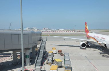 Bu ada, Chek Lap Kok üzerinde yer almaktadır