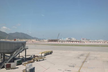 Bu ada, Chek Lap Kok üzerinde yer almaktadır