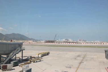 Bu ada, Chek Lap Kok üzerinde yer almaktadır