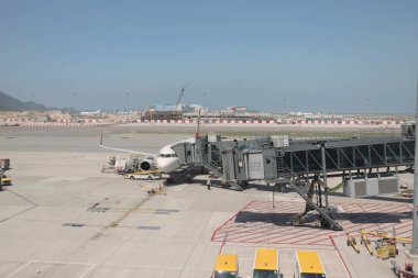 Bu ada, Chek Lap Kok üzerinde yer almaktadır
