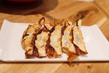 Japon sosu veya tablo üzerinde köfte