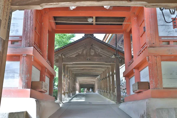 Okayama 'daki ünlü Kibitsu Jinja tapınağında.