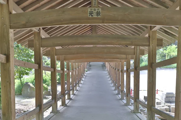 Okayama 'daki ünlü Kibitsu Jinja tapınağında.