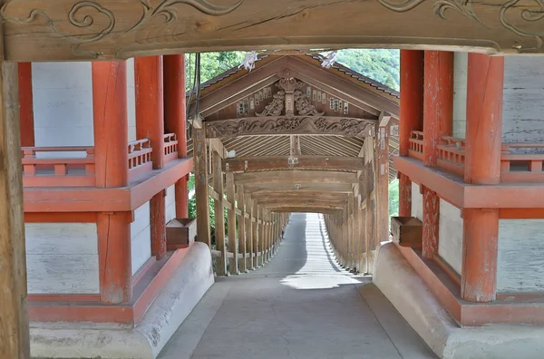 Okayama 'daki ünlü Kibitsu Jinja tapınağında.