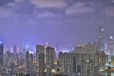 Geceleri bir HK silueti, ışıklar bir senfoni