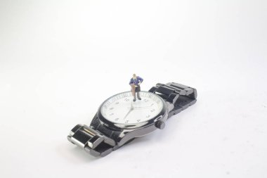 gözetim altında duran mini iş adamı şekil