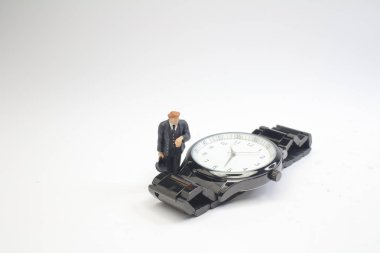 gözetim altında duran mini iş adamı şekil