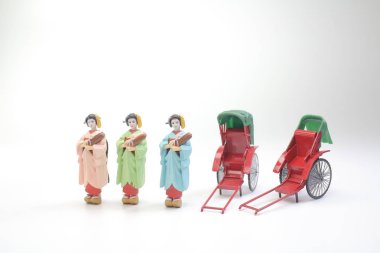 Mini heykel ve kırmızı vintage oryantal çekçek taksi