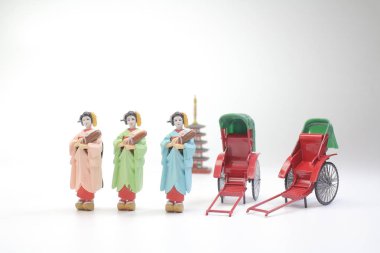 Mini heykel ve kırmızı vintage oryantal çekçek taksi