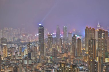 Geceleri bir HK silueti, ışıklar bir senfoni