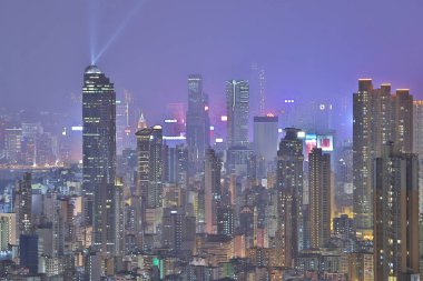 Geceleri bir HK silueti, ışıklar bir senfoni