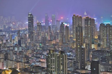 Geceleri bir HK silueti, ışıklar bir senfoni